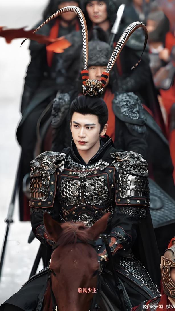 从何润东到张凌赫：我们为何总在“武将审美”上较真？何润东翻红了，却不是因为新作