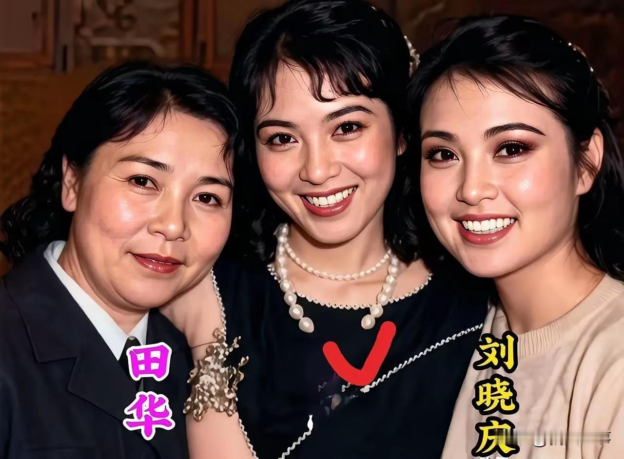 刘晓庆与友人三美同框，这样的刘晓庆倒是第一次见。照片中，刘晓庆居于一侧，妆容精致