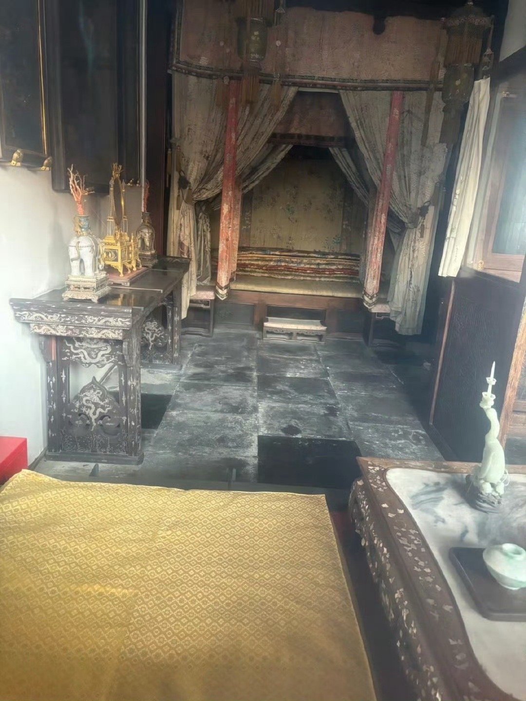 慈禧的卧室原来长这样，很小很窄，电视剧里金碧辉煌的样子还是夸张了​​​​