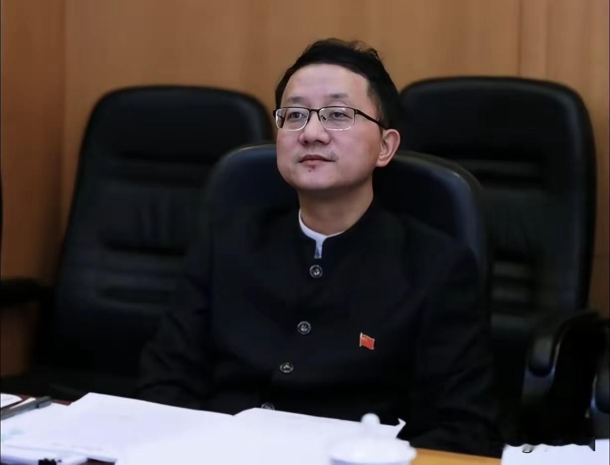 刘劲松司长这双手一插兜，可把日媒给整破防了。我看那张照片，他穿着中山装，手放口袋