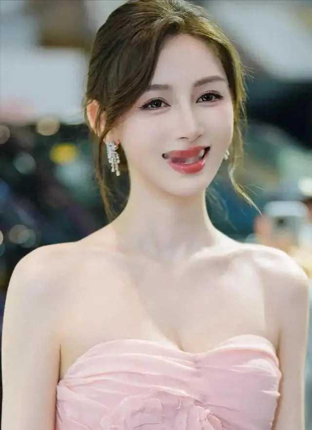 上海国际车展的车模敏敏，车好还是人好？