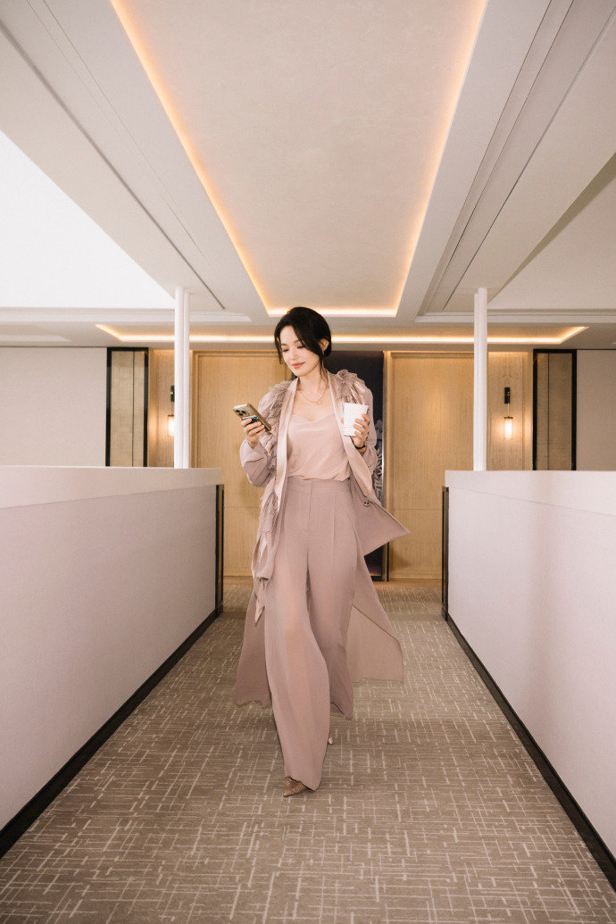 舒淇官宣代言小米汽车舒淇全新代言身份正式揭晓，被安静松弛的驾乘感打动，被颜值与