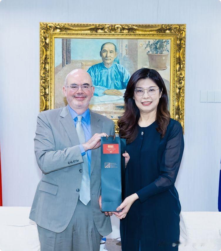 谷立言出手了，美国还是台湾的“太上皇”，他说一句话顶一万句。难怪乎蔡正元都用“奉