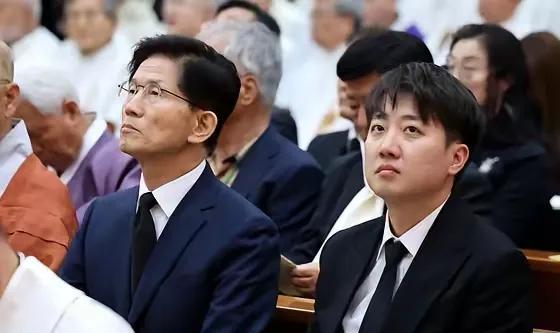 韩国政坛，国民力量党总统后选人金文株是一个贪恋权利极度疯狂的人，从其单一化，逼退