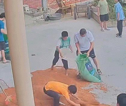 万万没想到，贵州一男子，带母亲去医院看病，留得两个孩子在家守屋，不料下午两点多时