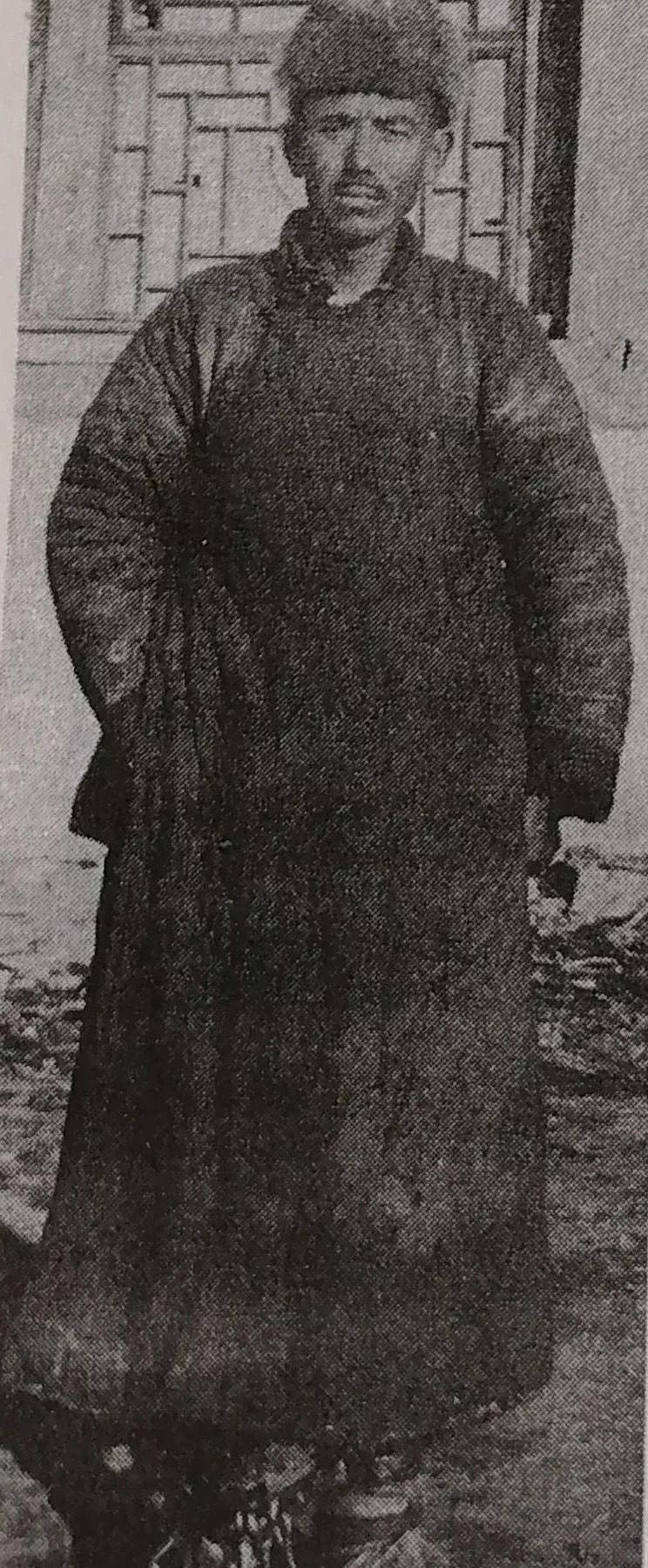 那天在凤城西沟，赵庆吉被铁丝捆着倒吊起来，汽油浇满全身。他嘴唇冻紫了，还咧嘴笑了