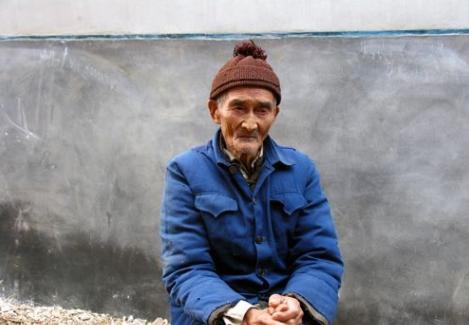 在1937年，机枪手卿伯金正在放哨，突然听到了稻田中奇怪的水声，他小心地摸过去一