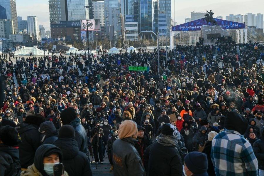 蒙古国都乱成这样了，反华究竟图什么？蒙古国首都乌兰巴托的街头又闹起来了，这回依旧
