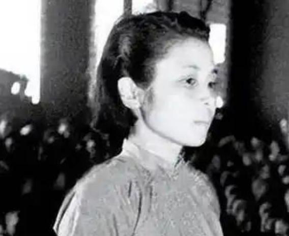1951年，四川昭化县刑场上挤满了围观的人群，一个女教师即将被枪决——大地主的女
