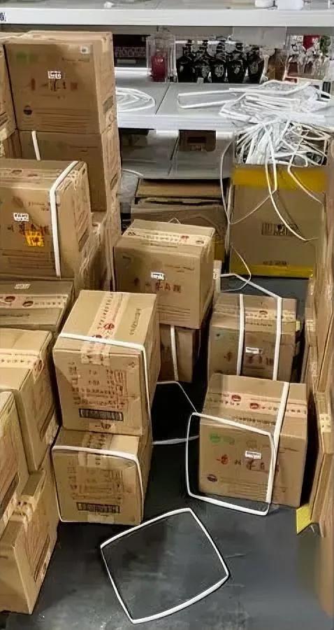 以前囤茅台的，赚翻了。现在倒好——全吐回去了。2000块以上囤的，亏25