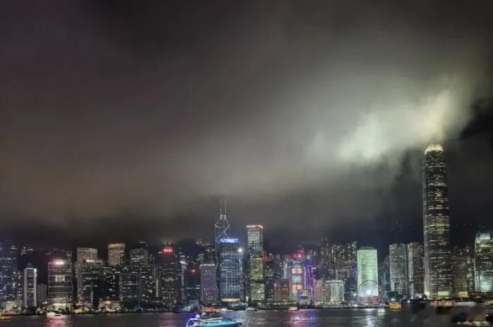 香港楼市也撑不住了谁能想得到，房价全球顶尖的香港豪宅，竟也出现膝斩。位于香港传