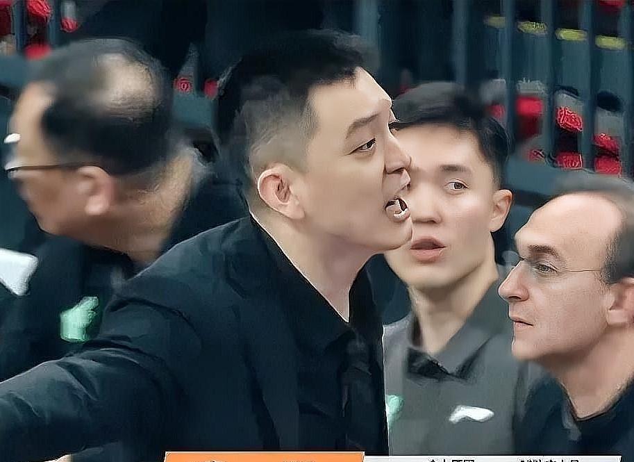 杨鸣真是太爱抱怨裁判了！在今晚辽宁对阵北京的第四节比赛中，姜宇星打到陈盈骏面部