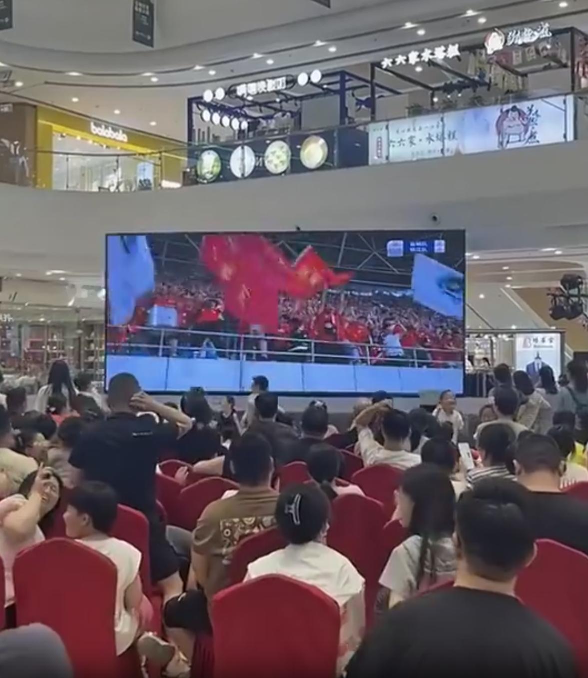 有没有觉得苏超现在已经成了江苏人的“世界杯”了！！！以前男同胞最怕陪老婆逛商场