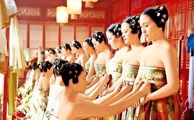 紫禁城六百年，宫墙深锁。数千名宫女在礼教森严的禁苑中度过青春，情爱被制度性地剥夺