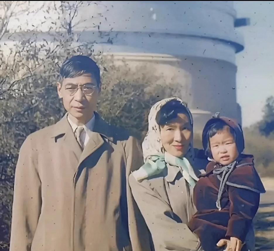 两弹一星元勋、中国力学奠基人郭永怀院士与夫人李佩，女儿郭芹的一张珍贵合影。