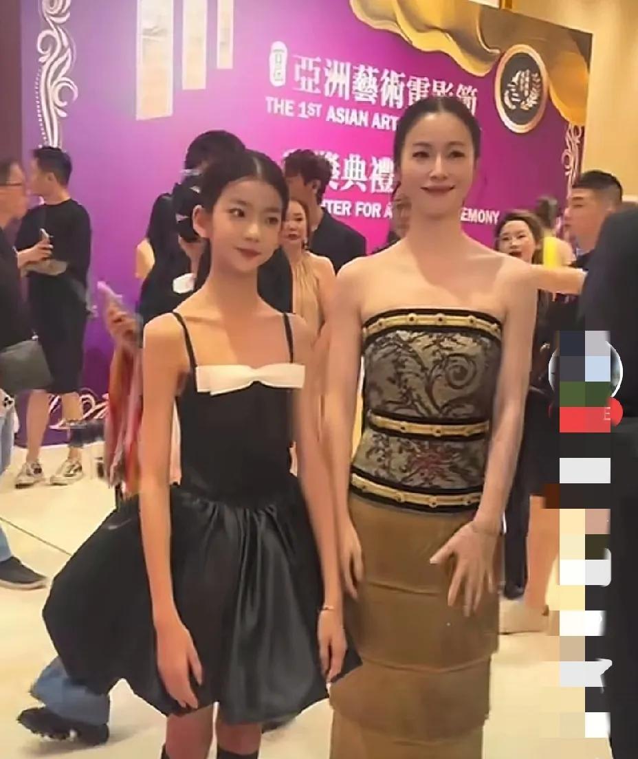 都说这是江一燕的女儿，应该不是，是戏里合作的小演员。高高大大的男子是她老公。