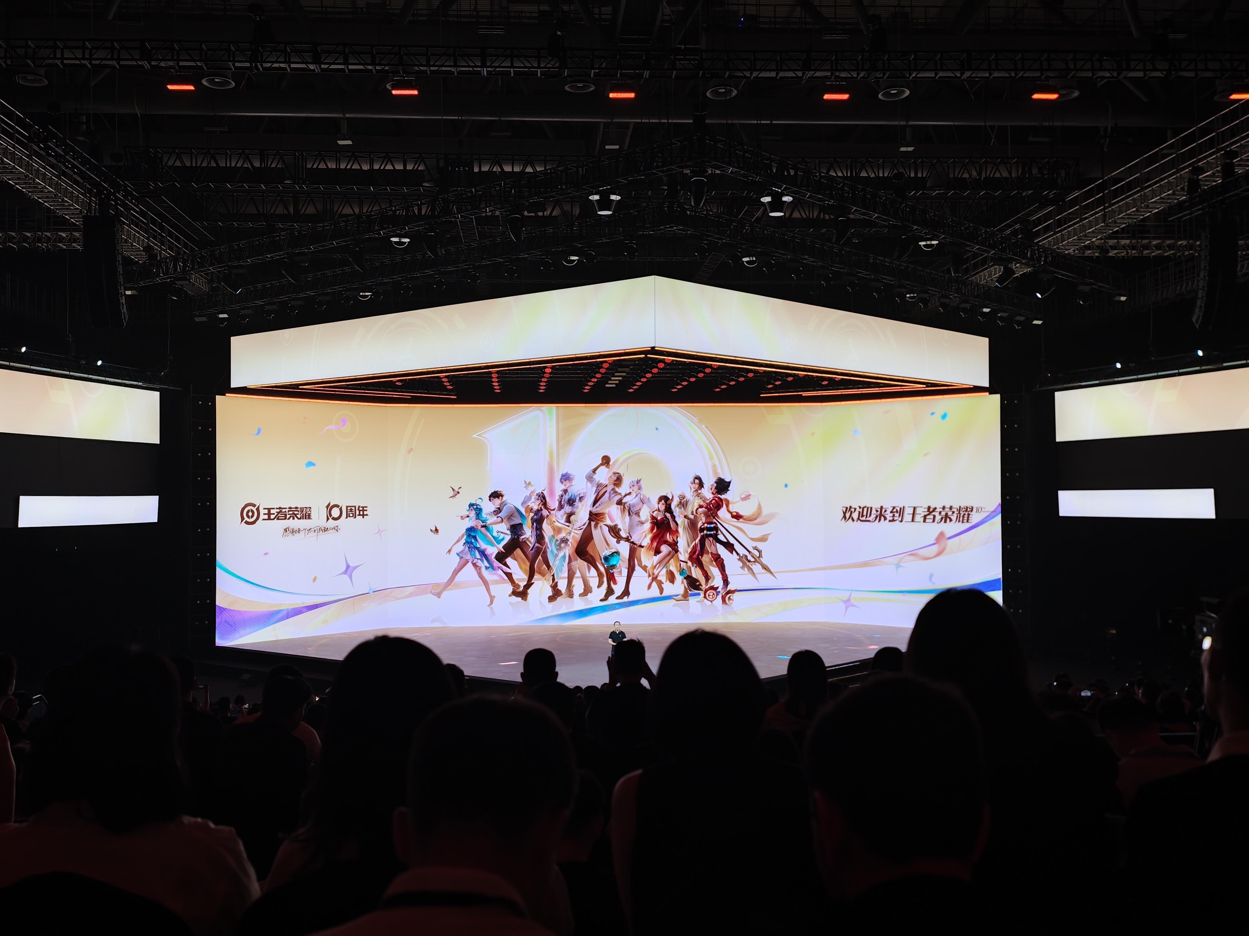 王者荣耀10周年，vivo30周年，iQOO15推出王者荣耀典藏版，这也是iQ