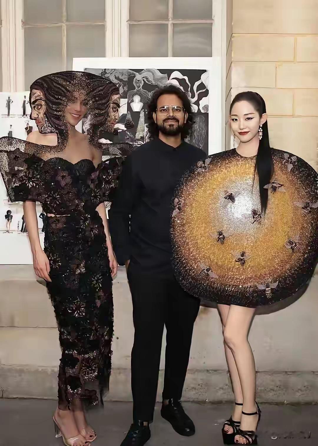 这是谁？她穿的这是什么奇装异服，好像一个大蘑菇。