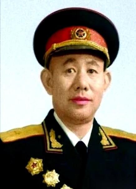 全场的人，心都提到了嗓子眼。彭老总这一嗓子，跟打雷一样：“黄朝天，你给我站起来