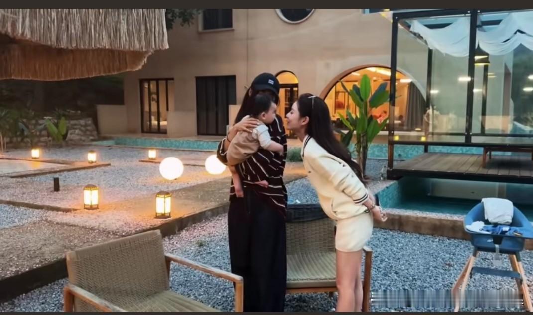 马小梅带着人见人爱的汪宝儿和朋友们吃的烤全羊玩的不亦乐乎，马小梅拍了一个小视频，
