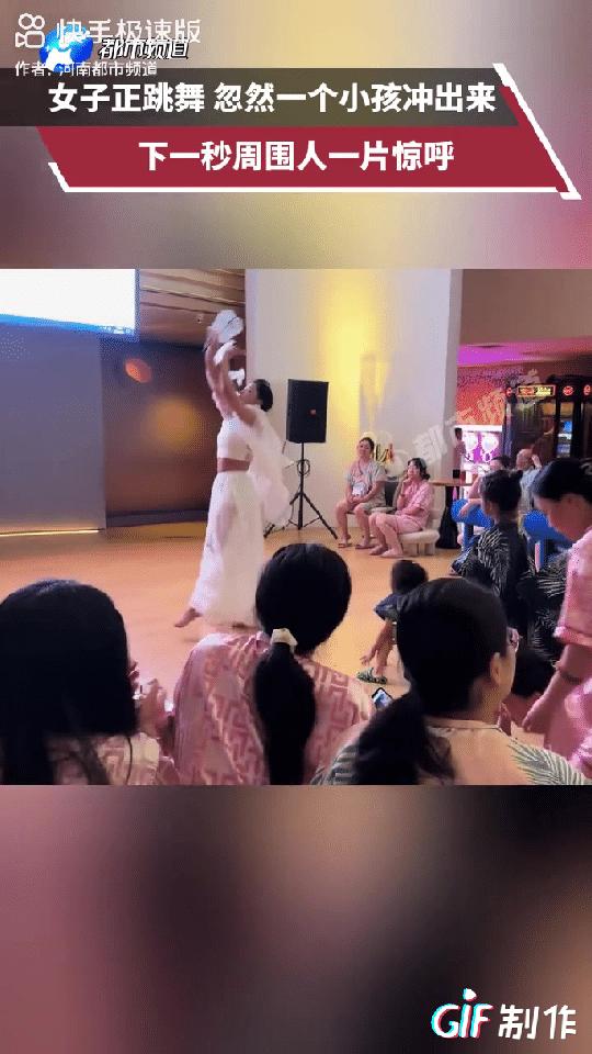 “谁的责任？”河南，一女子正在舞台上跳舞，周围围了很多大人小孩在那观看，就在女子
