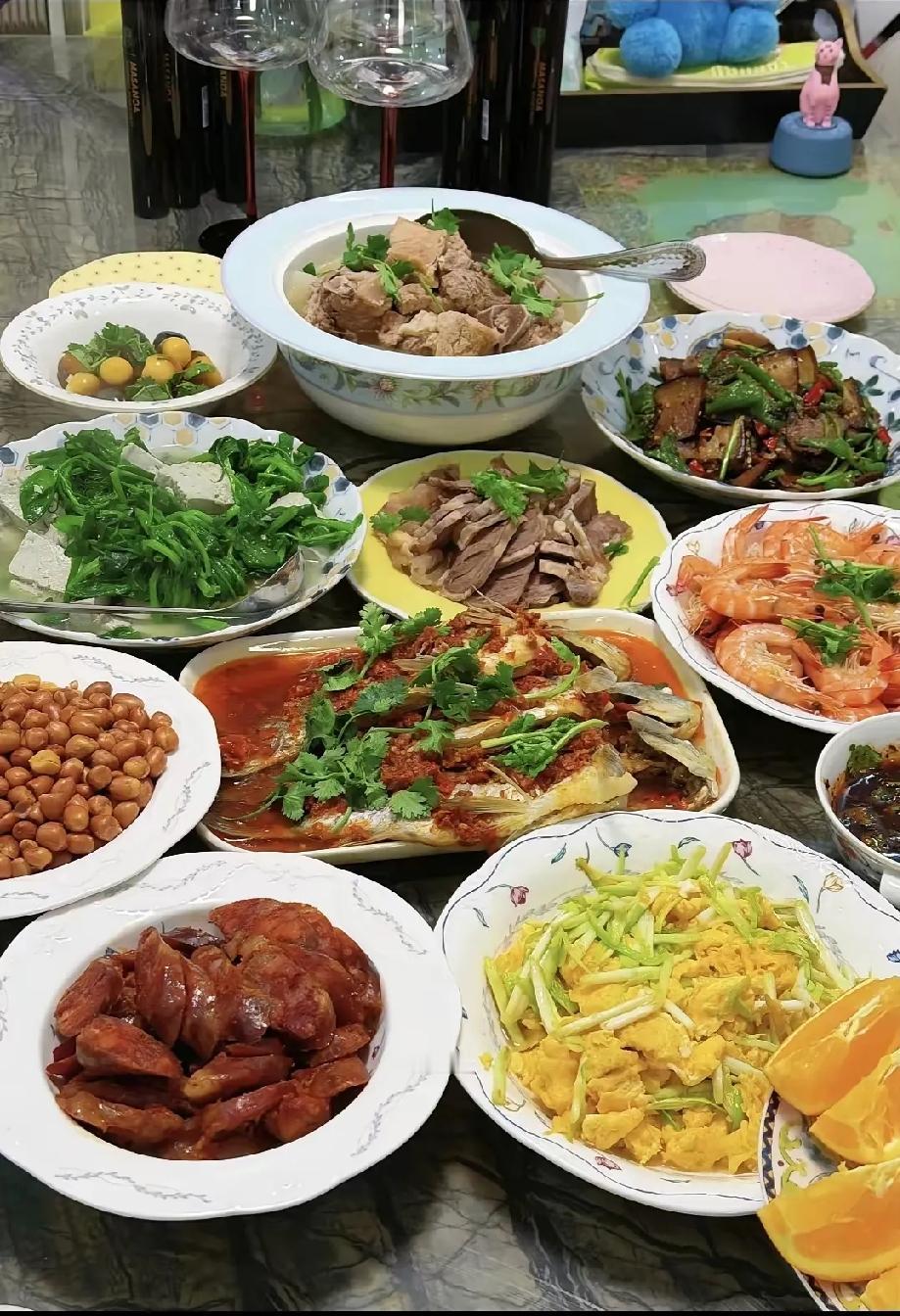 团圆节，保姆给主人家做了一桌丰盛的席面。几口人其乐融融地团团而坐，大快朵颐，保姆