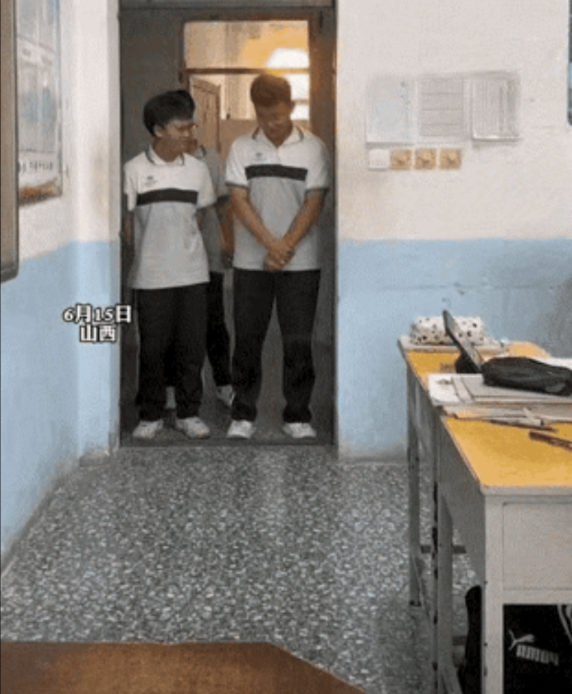 很搞笑！“山西的这位老师太绝了！”上课铃响，3个男生迟到站在教室门口。老师看了一