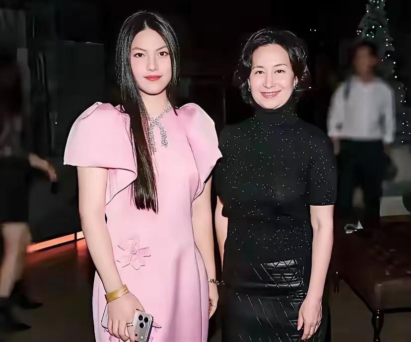 王诗龄还比不上何超琼，她是不是被李湘给养废了？已经是中老年的何超琼都还没有发福，