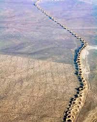 很多人一提“坎儿井”，第一反应是“古代黑科技”。但我更愿意把它叫做：干旱地区的长