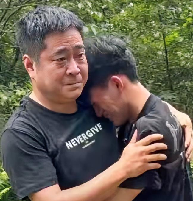 最近湖南这桩事，看得人鼻子直发酸！一个男孩考试结束后，和表哥来到父母坟前祭拜，突