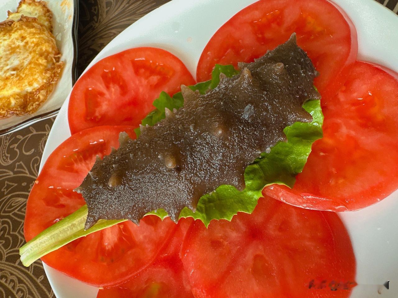 包完了海参吃了一顿最简单的早餐烫了一只海参，煎了四个乌鸡蛋，拿出来一包面包