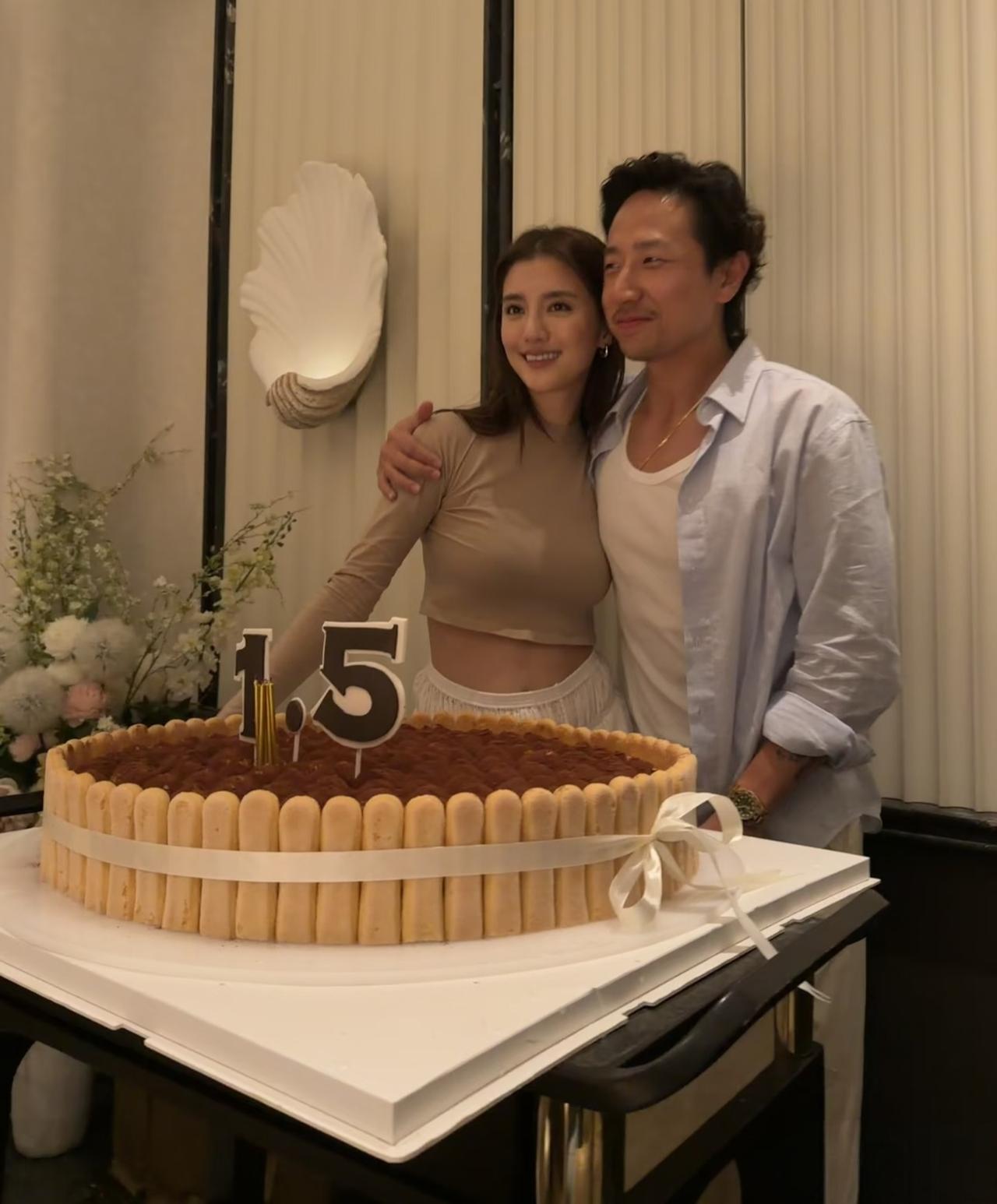 吴千语和老公施伯雄庆祝直播销售额突破1.5亿人民币，夫妻俩买了一个大蛋糕庆祝，当