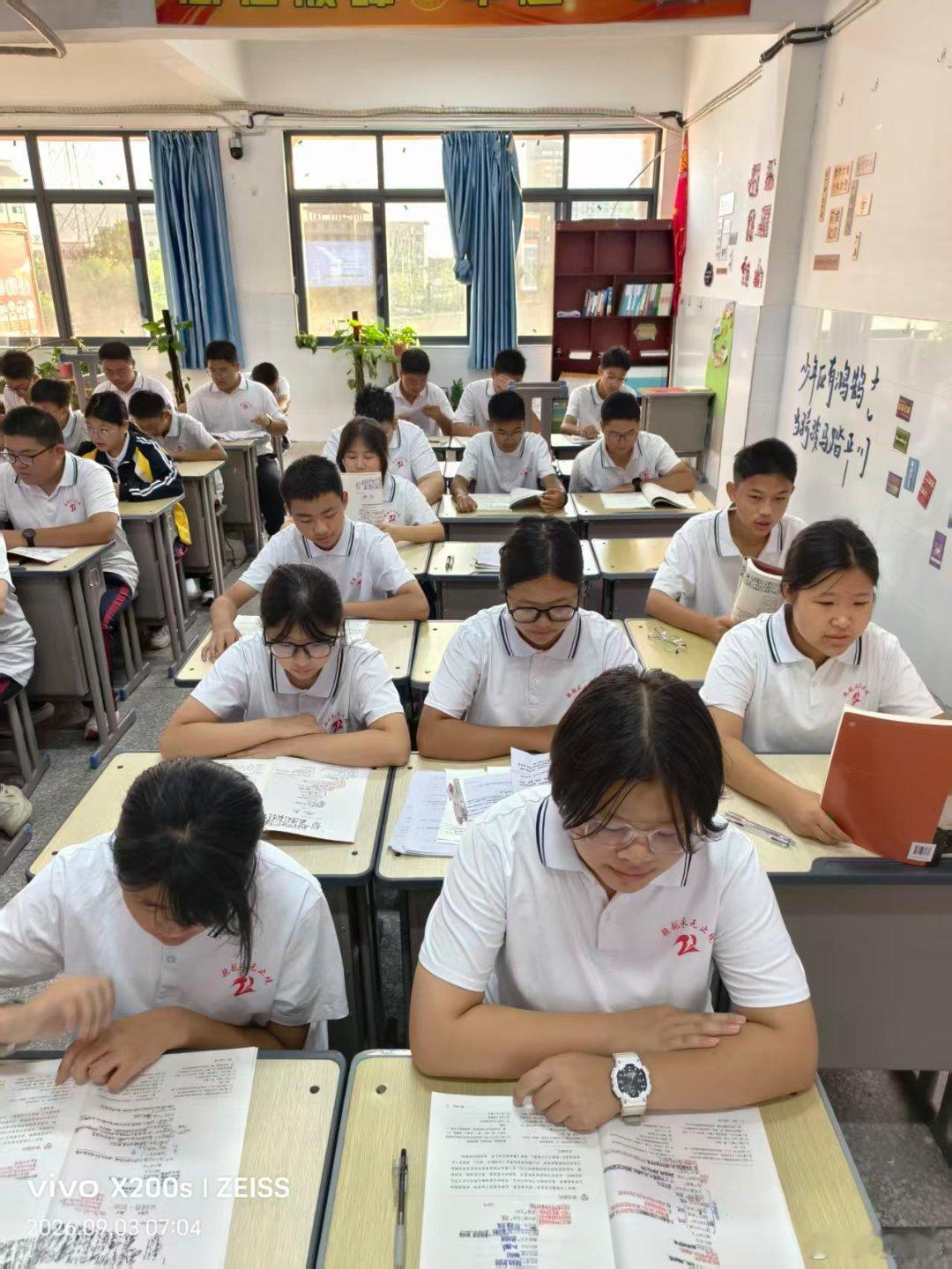 #vivo##vivo超话#早饭后的时间没有一个同学在外面玩，全部都回到座位上了，这个班级的学习氛围