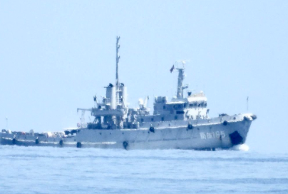 解放军南海舰队的大型远洋救助拖船“南拖195”舰已经抵达仁爱礁5海哩外海——这是