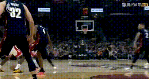 平地惊雷——阿门这也能扣？爆发力好恐怖！到篮圈正下方都没空间了，他一个折叠后拉