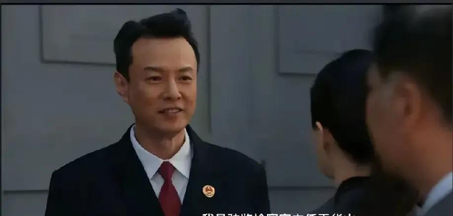 《以法之名》最成功的反派非他莫属，早在3个月前就找到了陈胜龙，护照美金全弄齐，别