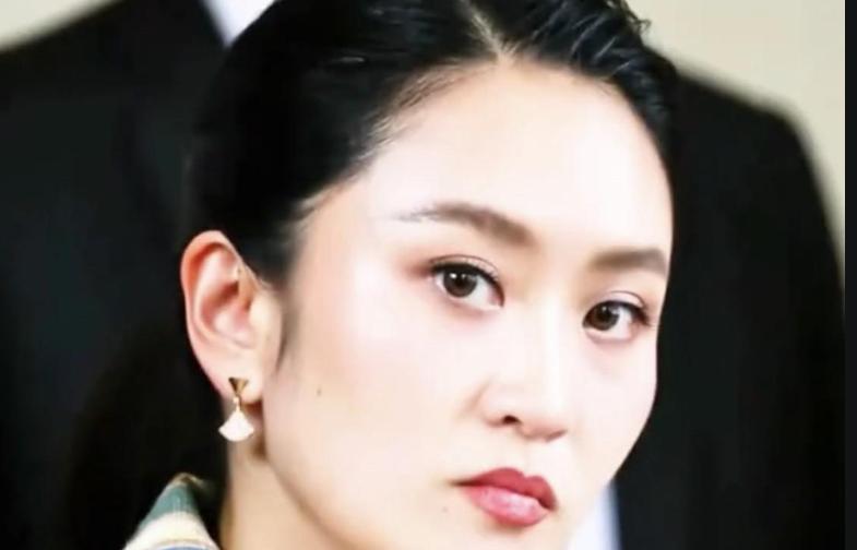 现在又出了新情况！泰国前总理佩通坦，最近在曼谷办公室接受了《曼谷邮报》的专访。有