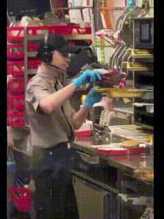 美国，一位顾客在一家汉堡店无意间拍下这一幕。“加料不加价”.……汉堡伙计在把