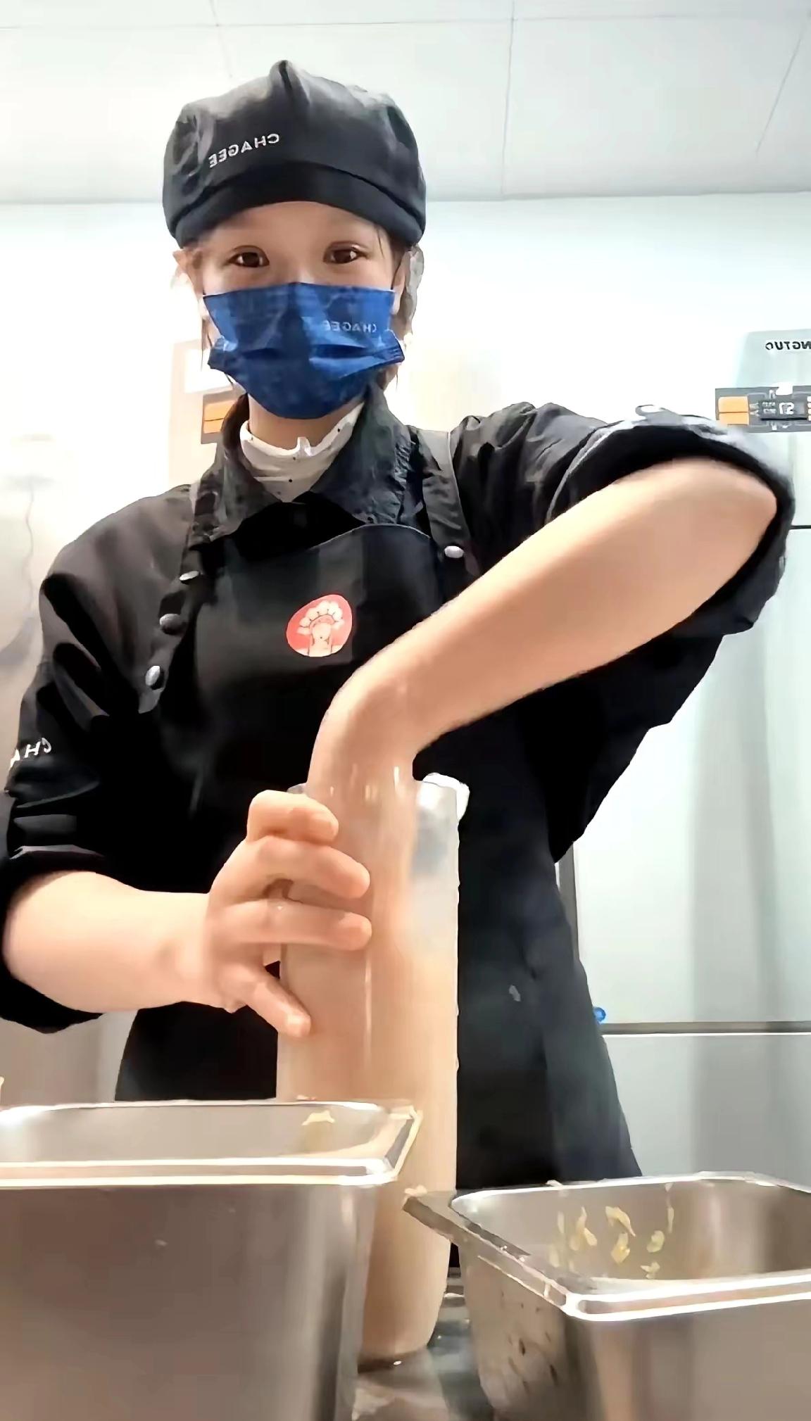 霸王茶姬下死手了，直接来个“永不录用！”涉事女孩看到这个也慌了，自己纯粹觉得好