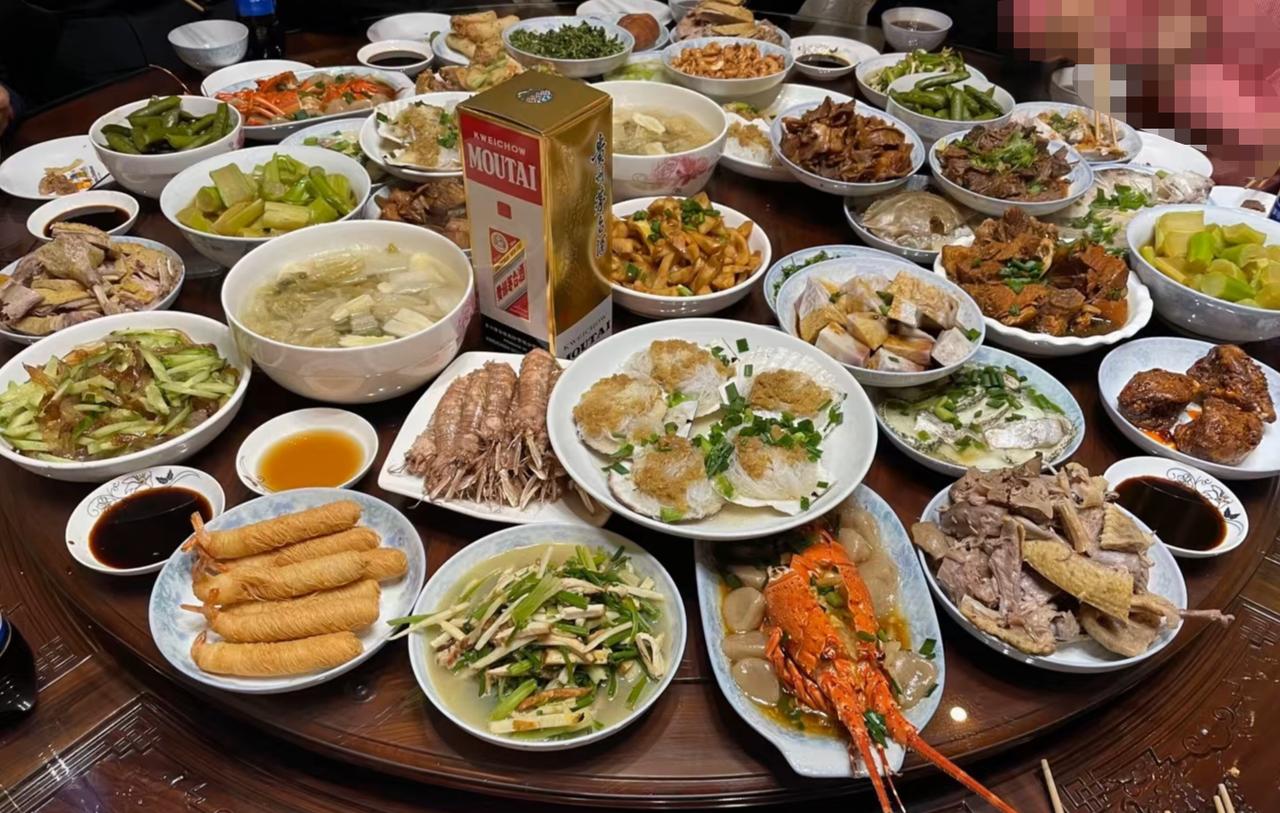 大家觉得这桌浙江家常菜怎么样！感觉是浙A-L当中，浙几的菜品。这桌菜肴还是很丰盛