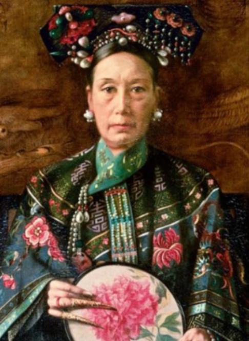 慈禧每次洗澡后，只留李莲英1人伺候。而房间里不时传出喊痛，一位小宫女偷掀帘子，这