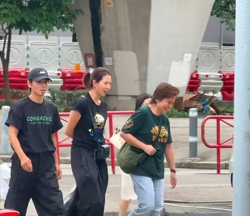 蔡少芬和老公张晋现身香港街头，夫妻俩穿着黑色衣服，女的比男的还要高半个头，但外表