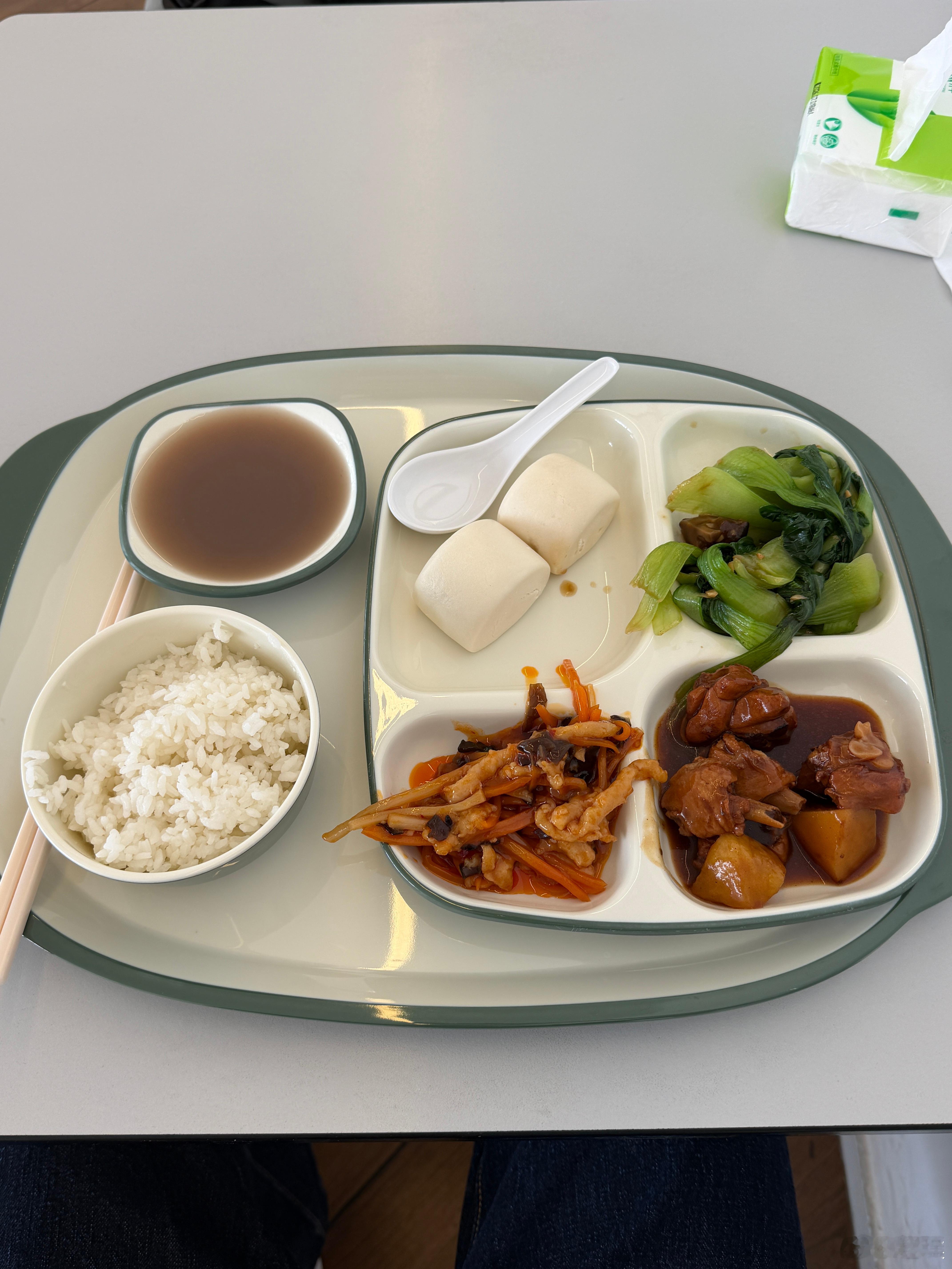 宝马北京4S店的午餐，10元一位。什么水平？