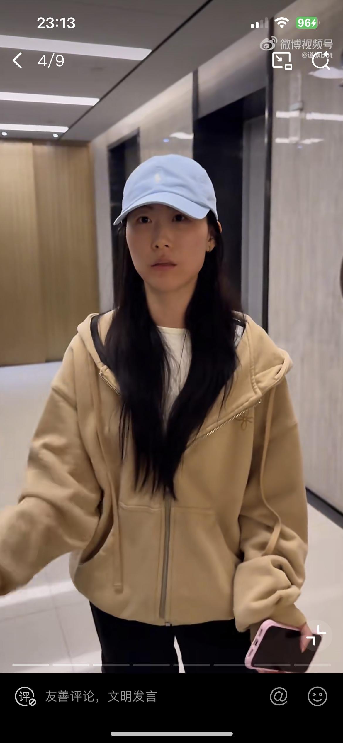 图中的女子擅自穿朋友7万多的貂貂毛大衣，处理不善导致大衣损坏，朋友找她索赔，