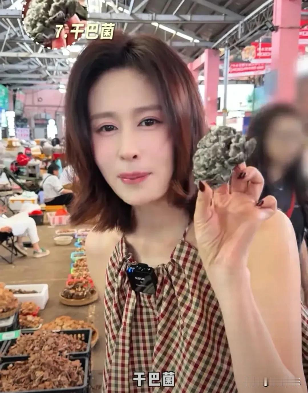 演员颖儿，在云南买菌子被价格吓到了！近日，演员颖儿现身昆明篆新农贸市场等野生