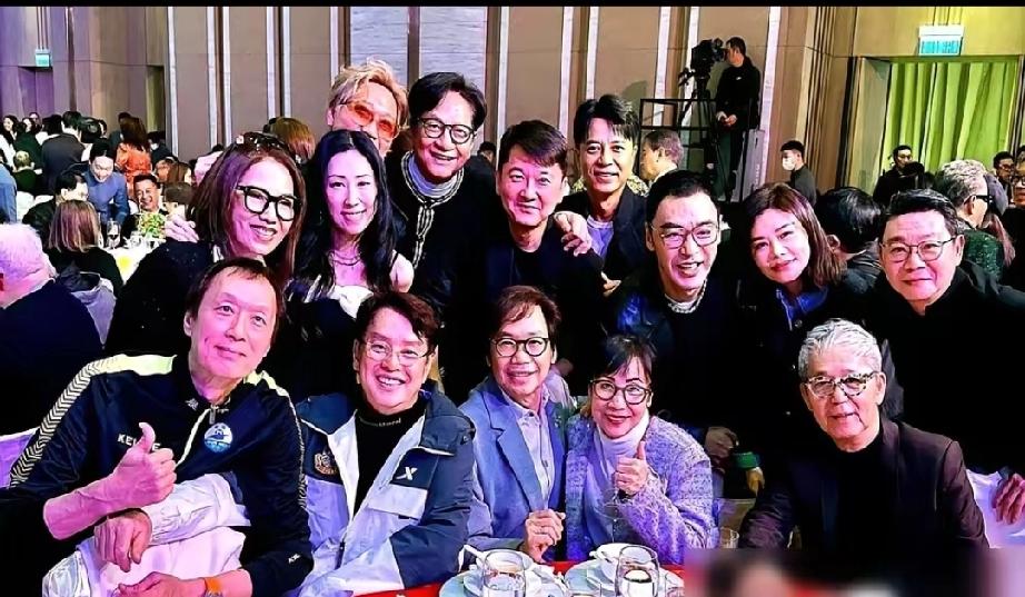 94岁胡枫，生日宴上刘德华搀扶、谭咏麟伴唱，妥妥的巨星“团宠”！可台下，