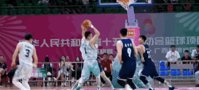 高诗岩够气人，三分后比划暂停手势！CBA赛场上，这一幕着实令人忍俊不禁：