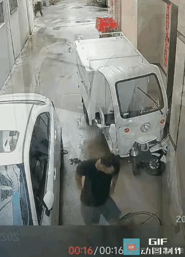 还敢看热闹吗？大姐这反应速度，真叫人咂舌，这是舍不得错过精彩瞬间吗[捂脸哭]