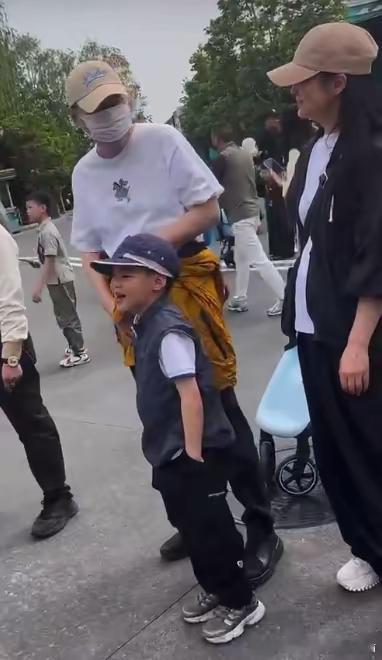 五一节假日，明星们也带娃出来放风了！不少住在北京的明星，在近日被网友偶遇。5月4