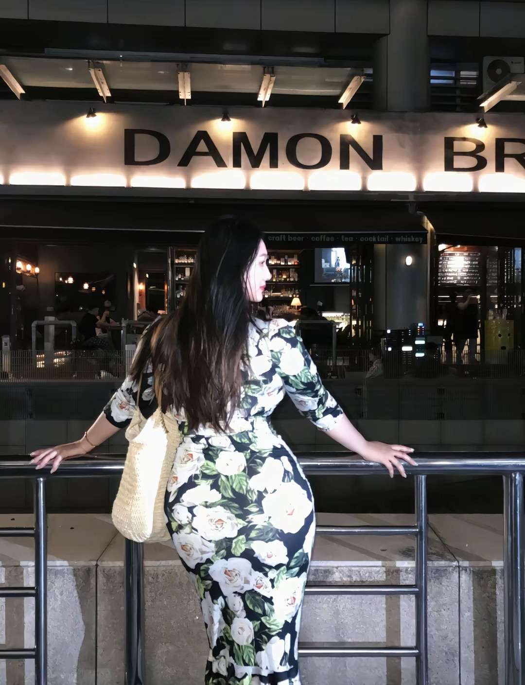 夜色漫染，在DAMONBR前驻留。碎花裙裹着随性，晚风捎来微醺。生活的诗意，藏在这偶然驻足的街头，和
